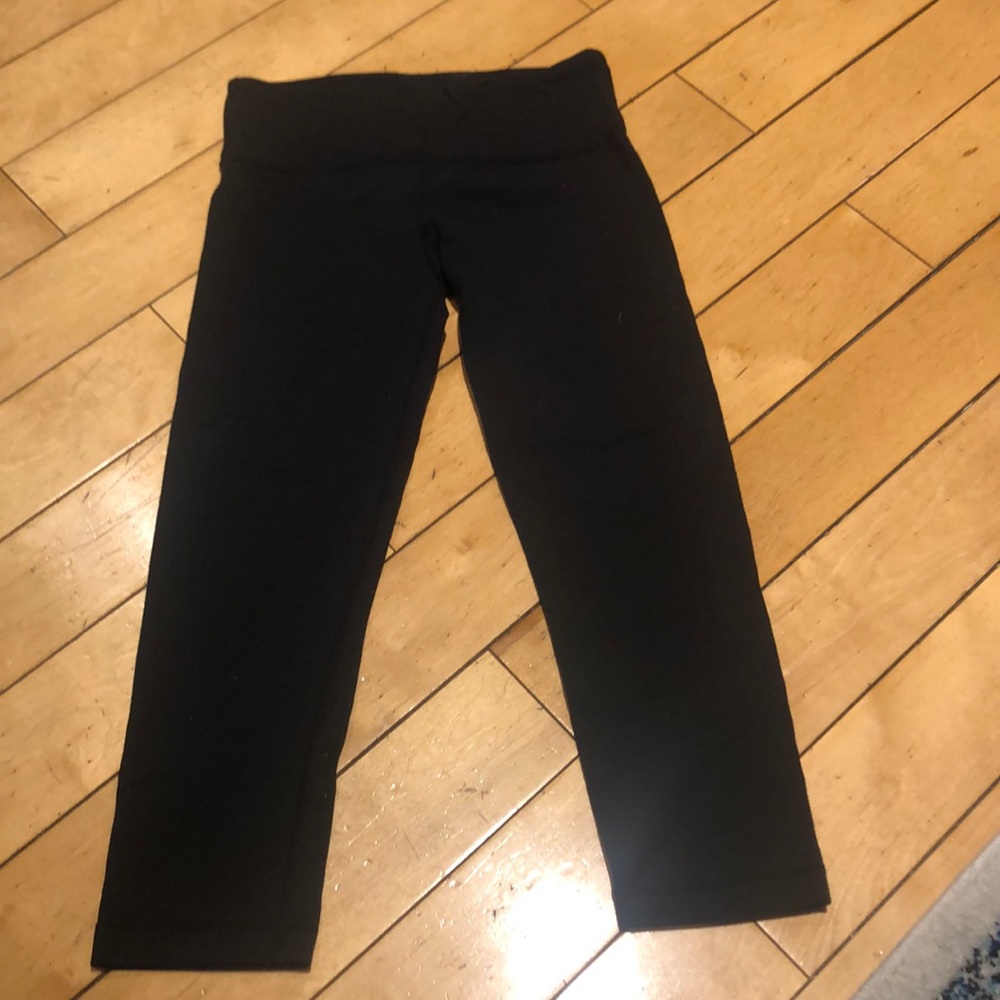Black cropped lululemon workout pants